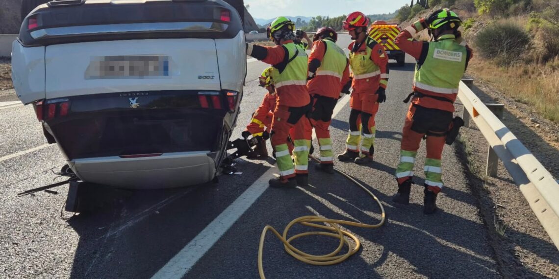 Cuatro vehículos implicados en un aparatoso accidente en la A-3 a la altura de Buñol 1 Cuatro vehículos implicados en un aparatoso accidente en la A-3 a la altura de Buñol