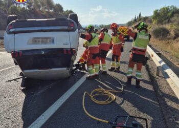 Cuatro vehículos implicados en un aparatoso accidente en la A-3 a la altura de Buñol 14 Cuatro vehículos implicados en un aparatoso accidente en la A-3 a la altura de Buñol