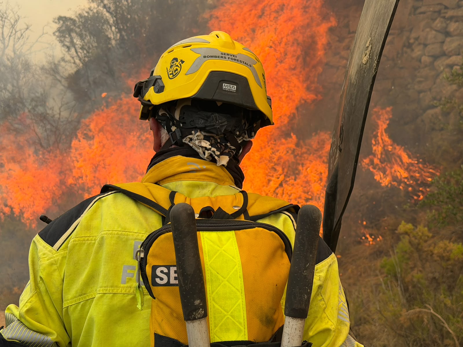 Evacúan el municipio de Catí por la amenaza del incendio de Tírig mientras avanza el control de otros focos en Castellón 8 HPR2NLvWwAABmed