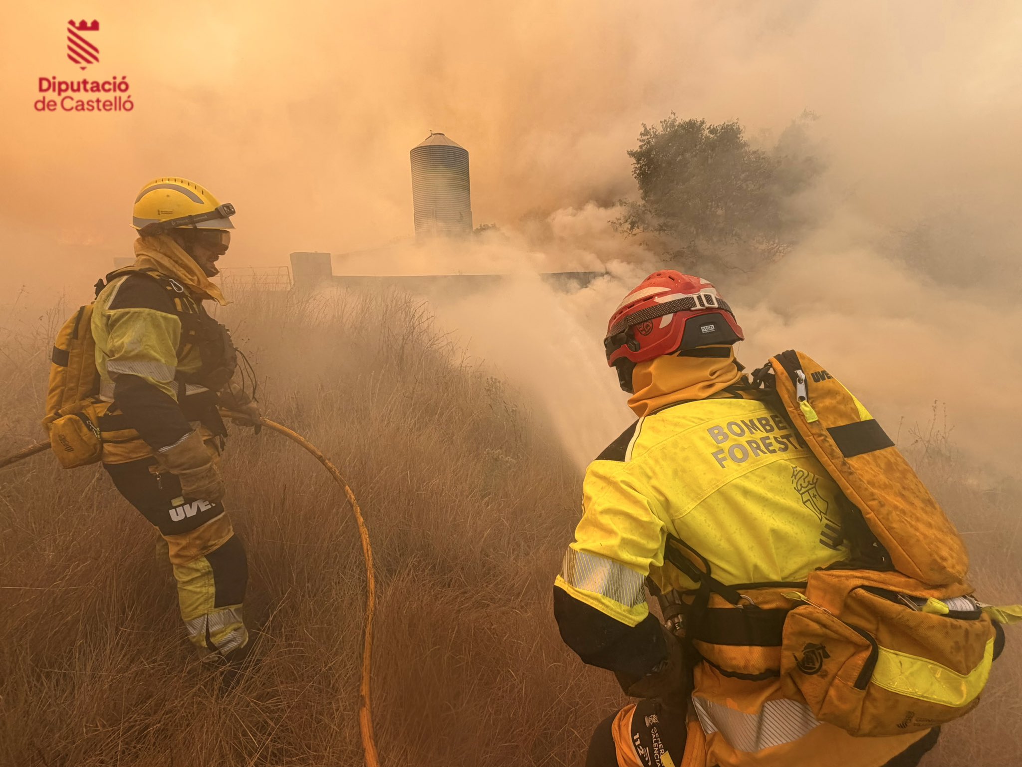 Evacúan el municipio de Catí por la amenaza del incendio de Tírig mientras avanza el control de otros focos en Castellón 3 HPSiUHeW8AAyMB1