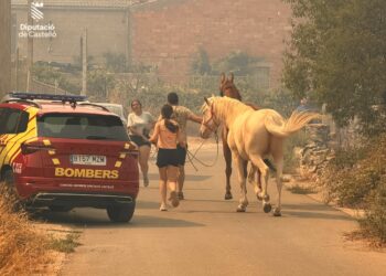 Evacúan el municipio de Catí por la amenaza del incendio de Tírig mientras avanza el control de otros focos en Castellón