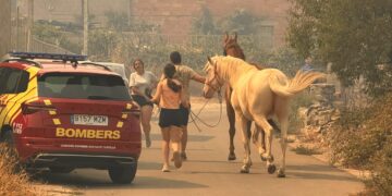 Evacúan el municipio de Catí por la amenaza del incendio de Tírig mientras avanza el control de otros focos en Castellón