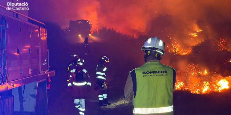 Toda la Comunitat Valenciana une fuerzas de nuevo para combatir un complejo incendio forestal en Tírig