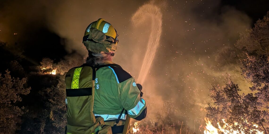 Un operativo de más de 300 efectivos frena el avance del fuego en Castellón tras una noche favorable 1 Un operativo de más de 300 efectivos frena el avance del fuego en Castellón tras una noche favorable