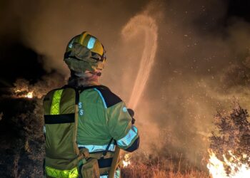 Un operativo de más de 300 efectivos frena el avance del fuego en Castellón tras una noche favorable 17 Un operativo de más de 300 efectivos frena el avance del fuego en Castellón tras una noche favorable