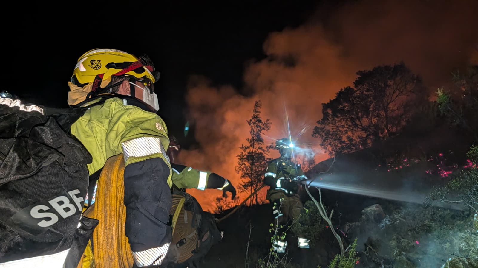 Un operativo de más de 300 efectivos frena el avance del fuego en Castellón tras una noche favorable 3 HPWhyEHXkAAhPzr