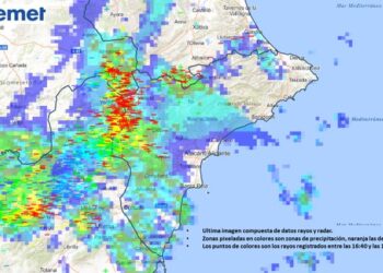 Una violenta tormenta con granizo y un reventón cálido sacude el interior de Alicante y Valencia