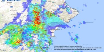 Una violenta tormenta con granizo y un reventón cálido sacude el interior de Alicante y Valencia