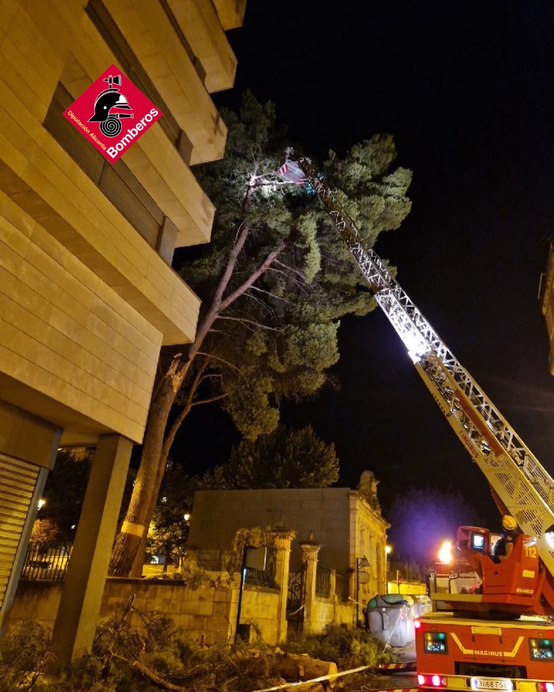 Alcoy la comarca recupera la normalidad tras el intenso temporal de viento y lluvia de ayer tarde 2 HPbVShbWIAAQyog