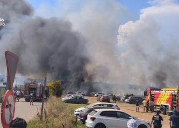 Un incendio en Peñíscola calcina varios vehículos y fuerza la intervención de medios aéreos y terrestres 14 Un incendio en Peñíscola calcina varios vehículos y fuerza la intervención de medios aéreos y terrestres