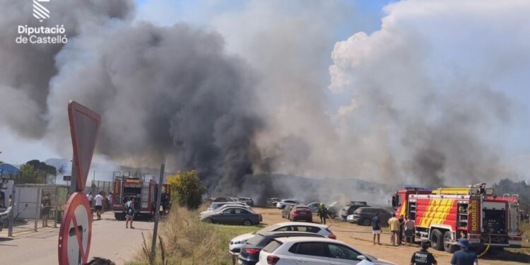 Un incendio en Peñíscola calcina varios vehículos y fuerza la intervención de medios aéreos y terrestres 1 Un incendio en Peñíscola calcina varios vehículos y fuerza la intervención de medios aéreos y terrestres