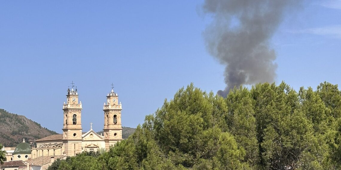 Gran despliegue para contener un incendio forestal originado entre Canals y Novetlè que se propaga hacia la A-7 y Xàtiva