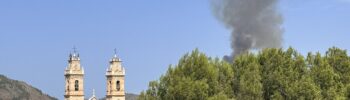 Gran despliegue para contener un incendio forestal originado entre Canals y Novetlè que se propaga hacia la A-7 y Xàtiva