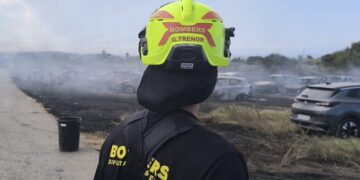 Sofocado el aparatoso incendio de vehículos en Peñíscola tras calcinar 34 coches y amenazar a varias viviendas