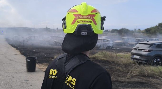 Sofocado el aparatoso incendio de vehículos en Peñíscola tras calcinar 34 coches y amenazar a varias viviendas 1 Sofocado el aparatoso incendio de vehículos en Peñíscola tras calcinar 34 coches y amenazar a varias viviendas
