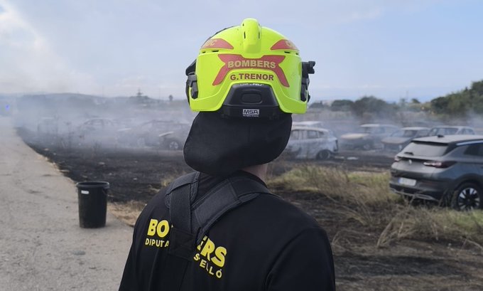 Sofocado el aparatoso incendio de vehículos en Peñíscola tras calcinar 34 coches y amenazar a varias viviendas 1 Sofocado el aparatoso incendio de vehículos en Peñíscola tras calcinar 34 coches y amenazar a varias viviendas