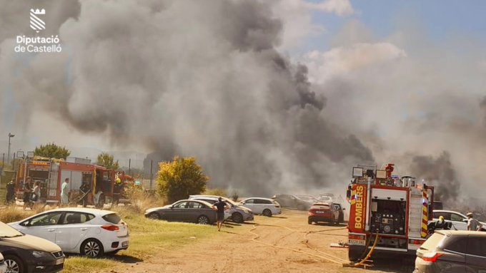 Sofocado el aparatoso incendio de vehículos en Peñíscola tras calcinar 34 coches y amenazar a varias viviendas 3 HPiQ1BmWAAAJ1zL