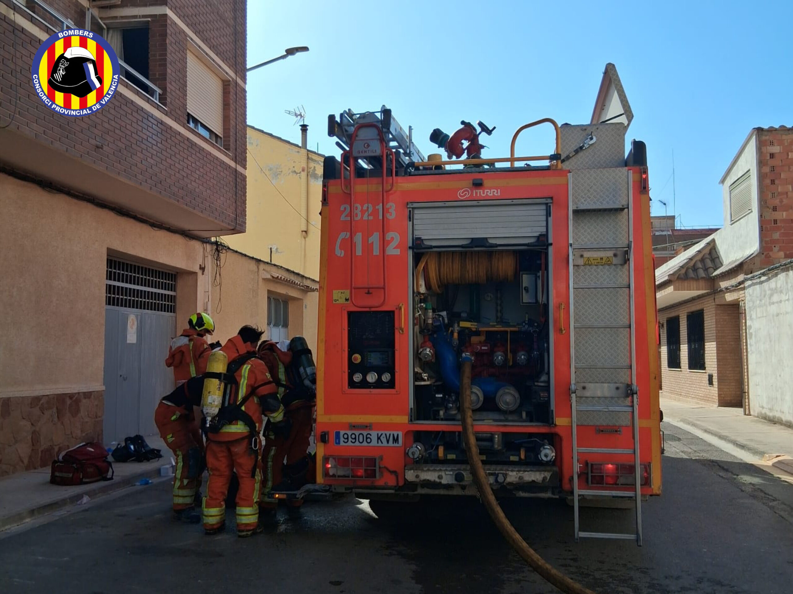 Rescatan a una mujer atrapada en el incendio de un cuarto piso en Ribarroja de Túria 2 HPjKwbYWMAAhe1e scaled