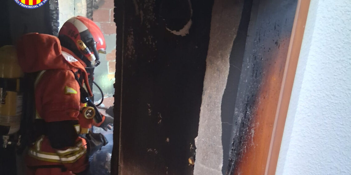 Rescatan a una mujer atrapada en el incendio de un cuarto piso en Ribarroja de Túria