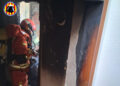 Rescatan a una mujer atrapada en el incendio de un cuarto piso en Ribarroja de Túria