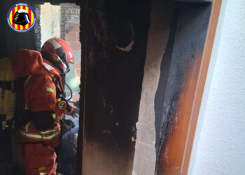 Rescatan a una mujer atrapada en el incendio de un cuarto piso en Ribarroja de Túria