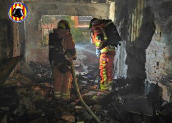 Un incendio en un tercer piso moviliza a seis dotaciones de bomberos en Silla 26 Un incendio en un tercer piso moviliza a seis dotaciones de bomberos en Silla