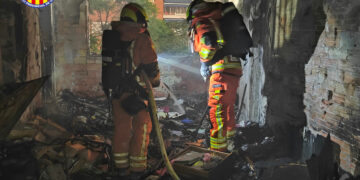 Un incendio en un tercer piso moviliza a seis dotaciones de bomberos en Silla