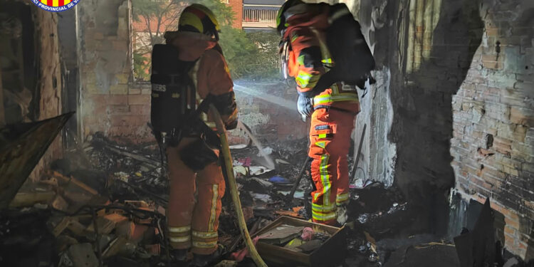 Un incendio en un tercer piso moviliza a seis dotaciones de bomberos en Silla