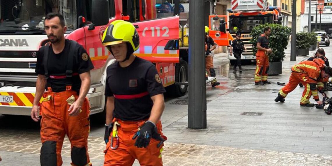Los Bomberos rescatan a una mujer mayor tras declararse un incendio en su vivienda en Gandia 1 Los Bomberos rescatan a una mujer mayor tras declararse un incendio en su vivienda en Gandia