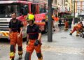 Los Bomberos rescatan a una mujer mayor tras declararse un incendio en su vivienda en Gandia
