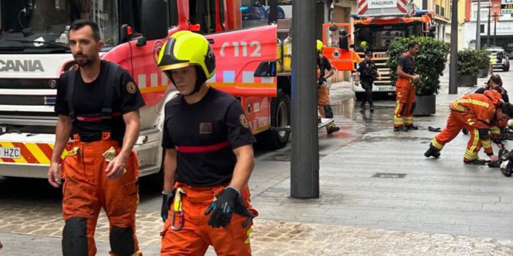 Los Bomberos rescatan a una mujer mayor tras declararse un incendio en su vivienda en Gandia
