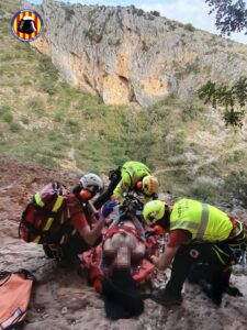 El GERA y el helicóptero de Bomberos rescatan a una persona accidentada en el Barranc del Castell en Pinet 2 HQ0vpHXWwAAM9m
