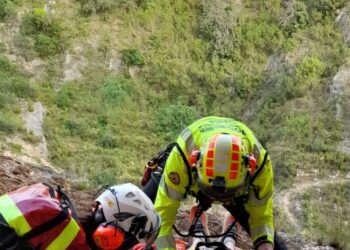 El GERA y el helicóptero de Bomberos rescatan a una persona accidentada en el Barranc del Castell en Pinet