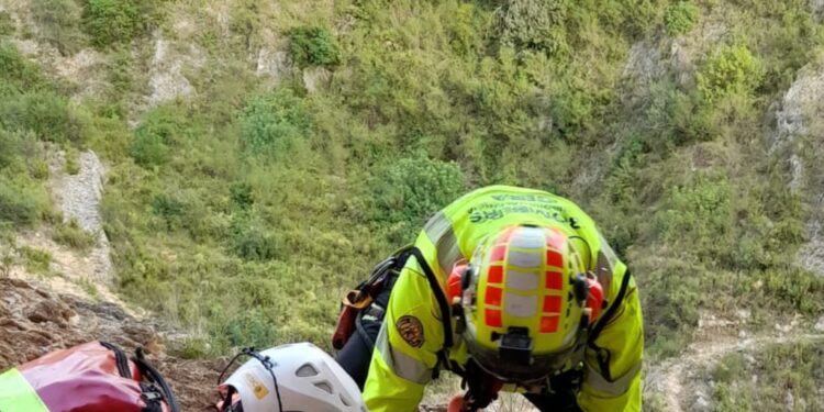 El GERA y el helicóptero de Bomberos rescatan a una persona accidentada en el Barranc del Castell en Pinet 1 El GERA y el helicóptero de Bomberos rescatan a una persona accidentada en el Barranc del Castell en Pinet