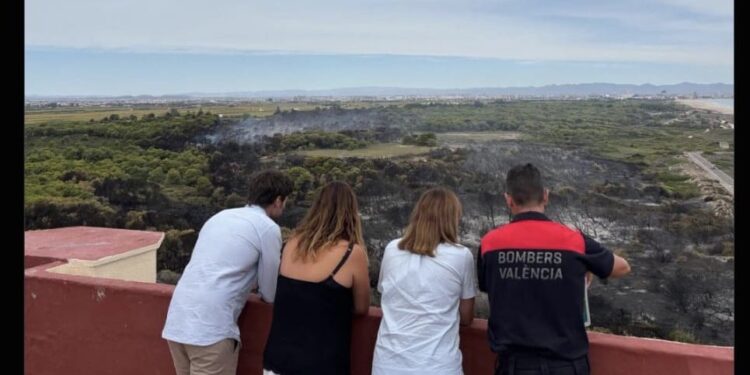 Noche tranquila en el incendio de Valencia: el perímetro se consolida gracias a la vigilancia con drones 1 Noche tranquila en el incendio de Valencia: el perímetro se consolida gracias a la vigilancia con drones