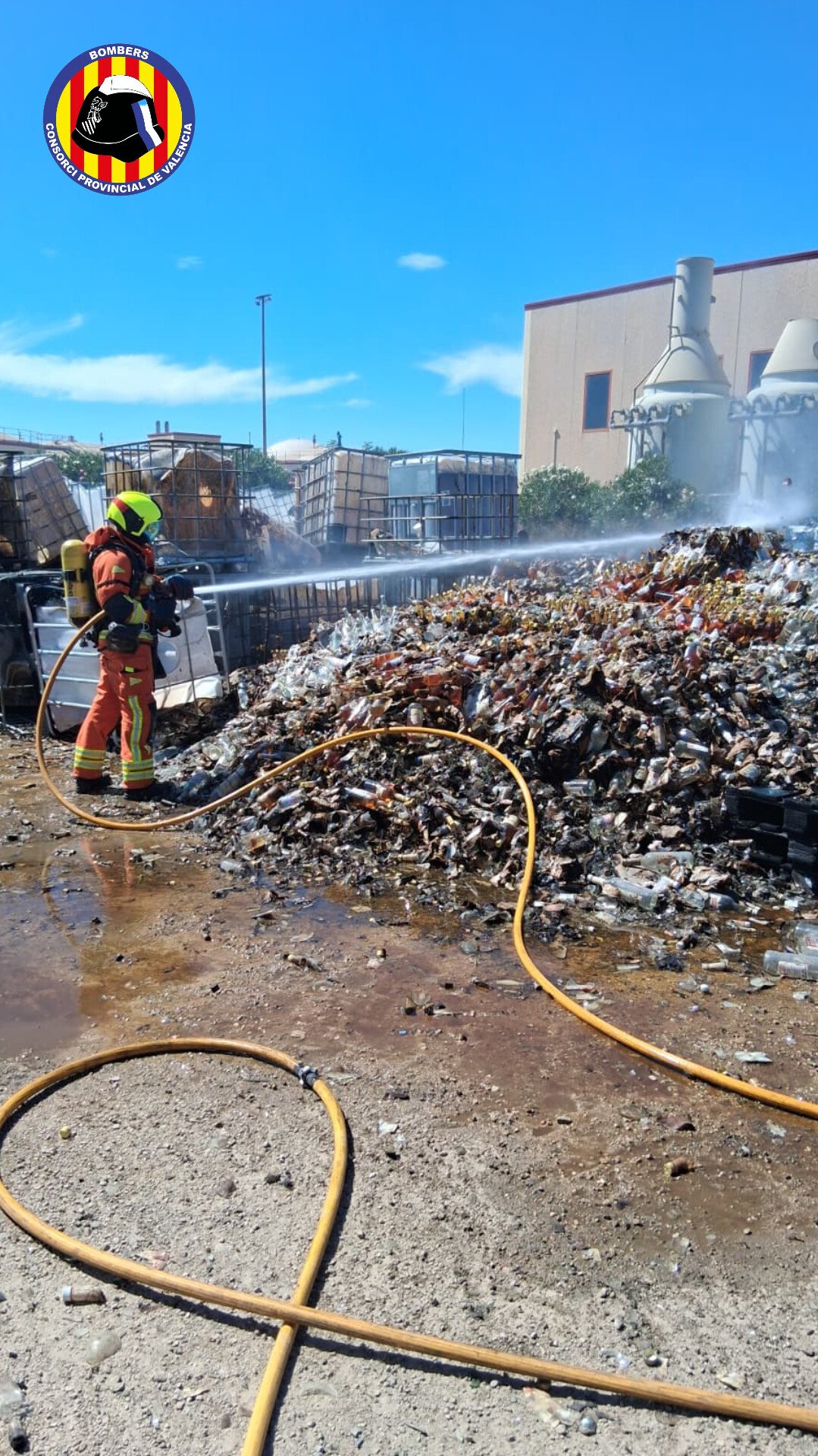 Incendio exterior en una nave industrial de Carcaixent moviliza a los bomberos por el riesgo de un gran cargamento de alcohol 2 HQ6hlAaWIAABOTV