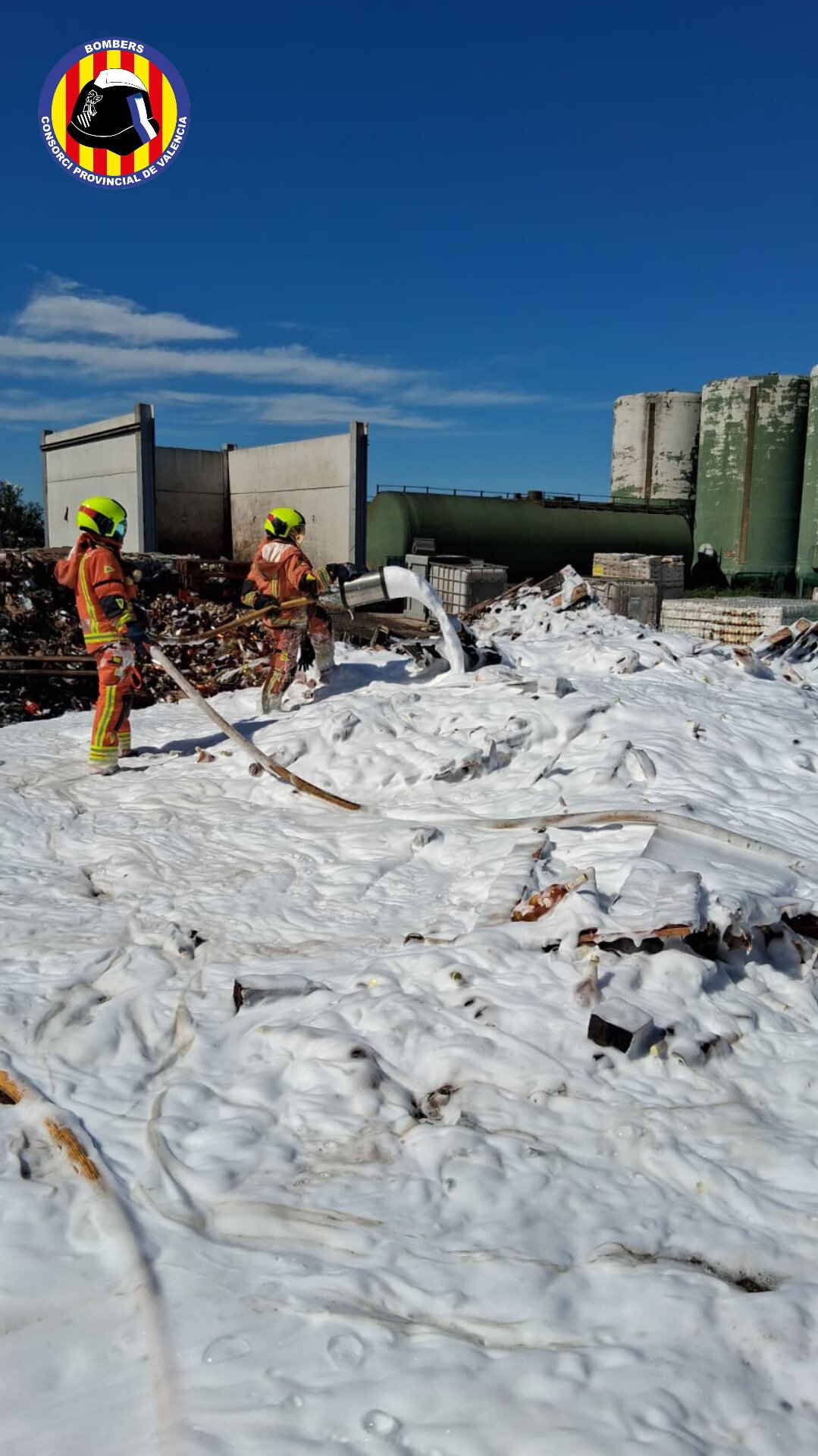 Incendio exterior en una nave industrial de Carcaixent moviliza a los bomberos por el riesgo de un gran cargamento de alcohol 3 HQ6hlAdX0AAH8Zj