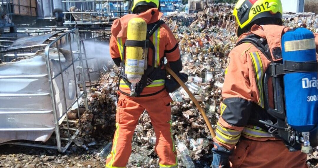 Incendio exterior en una nave industrial de Carcaixent moviliza a los bomberos por el riesgo de un gran cargamento de alcohol 1 Un voraz incendio exterior en una nave industrial de Carcaixent moviliza a los bomberos por el riesgo de un gran cargamento de alcohol