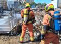 Un voraz incendio exterior en una nave industrial de Carcaixent moviliza a los bomberos por el riesgo de un gran cargamento de alcohol