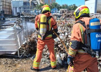 Un voraz incendio exterior en una nave industrial de Carcaixent moviliza a los bomberos por el riesgo de un gran cargamento de alcohol