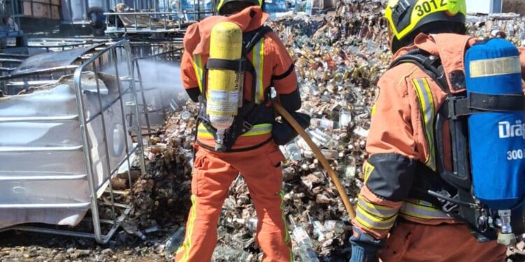 Incendio exterior en una nave industrial de Carcaixent moviliza a los bomberos por el riesgo de un gran cargamento de alcohol 1 Un voraz incendio exterior en una nave industrial de Carcaixent moviliza a los bomberos por el riesgo de un gran cargamento de alcohol