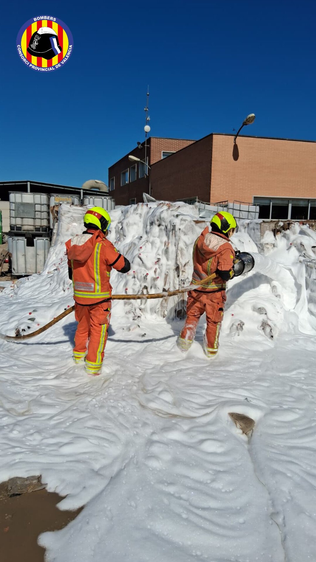 Incendio exterior en una nave industrial de Carcaixent moviliza a los bomberos por el riesgo de un gran cargamento de alcohol 4 HQ6hlAlWgAAgiPP