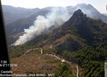 Declarado un incendio forestal en Beniardà: desplegado un amplio dispositivo terrestre y aéreo