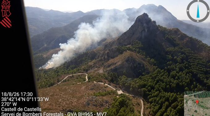 Declarado un incendio forestal en Beniardà: desplegado un amplio dispositivo terrestre y aéreo