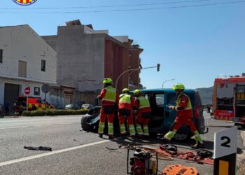 Un hombre rescatado tras quedar atrapado en un accidente de tráfico en Xeraco