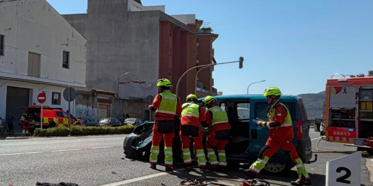 Un hombre rescatado tras quedar atrapado en un accidente de tráfico en Xeraco