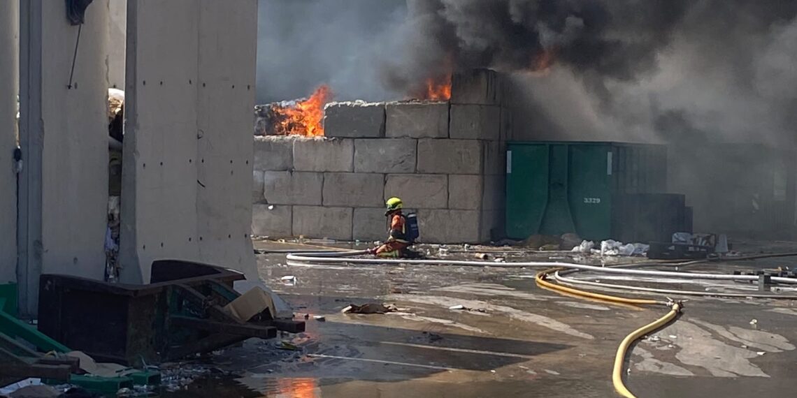 Un incendio en una empresa de reciclaje moviliza a los servicios de emergencia en el polígono Fuente del Jarro de Paterna
