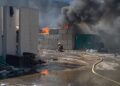 Un incendio en una empresa de reciclaje moviliza a los servicios de emergencia en el polígono Fuente del Jarro de Paterna