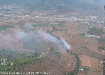 Los servicios de emergencia se despliegan para combatir tres incendios forestales simultáneos en Borriol, Siete Aguas y Alcudia de Veo