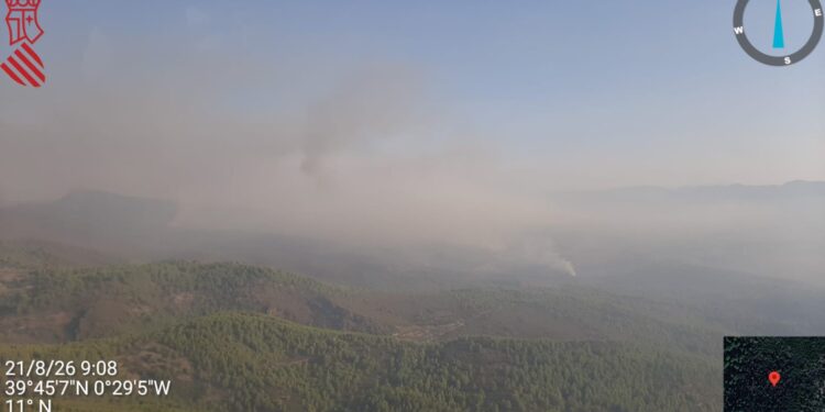 ÚLTIMA HORA | Despliegue masivo de medios terrestres y 10 medios aéreos para combatir el incendio forestal de Segorbe